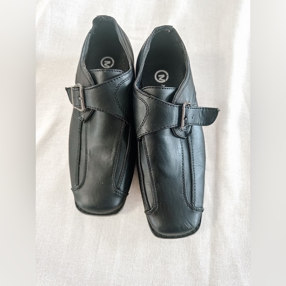 Boys Dress Shoes - Black with side buckle - Size 4 - Picture 9 of 9
